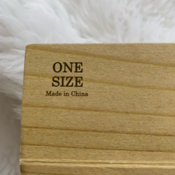 BEARPAW ladies tan 100% acrylic boot cuffs NWT one size - Picture 5 of 8